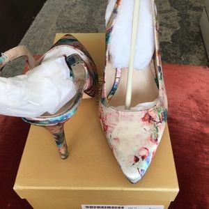 Member Floral Pump with a Bow